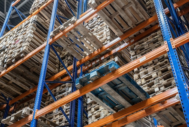 Foto enorm distributiemagazijn met houten pallets