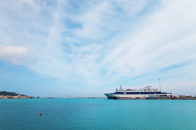 Enorm jacht aangemeerd bij Marina Flisvos in Faliro, Athene, Griekenland