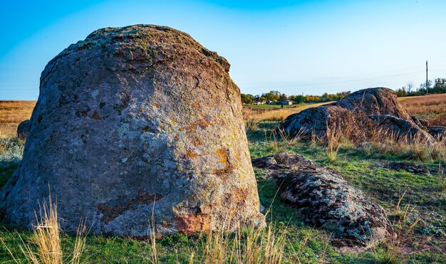 Enorme afzettingen van steenmineralen op een open plek badend in de warme zon in het pittoreske Oekraïne