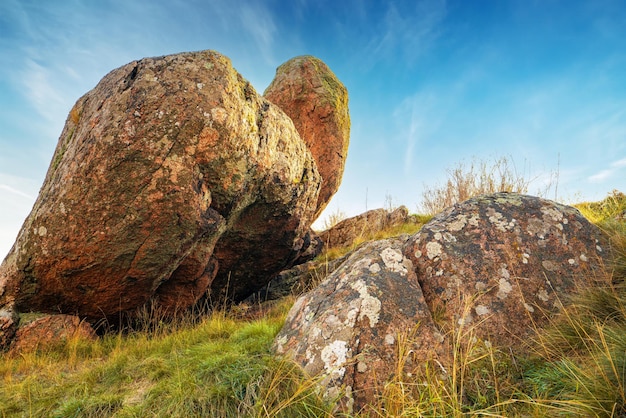 Enorme afzettingen van steenmineralen op een open plek badend in de warme zon