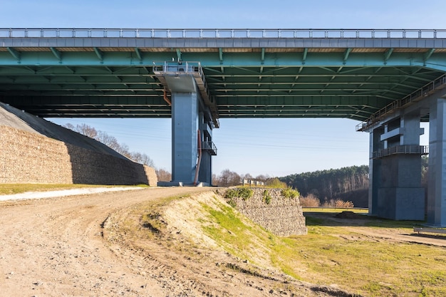 Enorme autobrug over de brede rivier