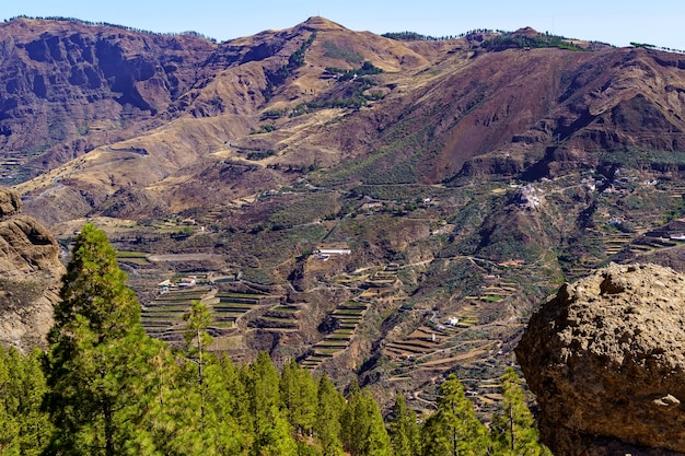 Enorme berg op het eiland Gran Canaria met huizen en wegen op de steile helling. Canarische eilanden. Europa.