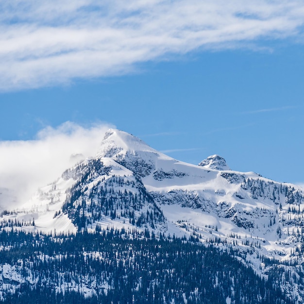 Enorme bergen bedekt met sneeuw en zonnige lucht met wolken brits columbia canada