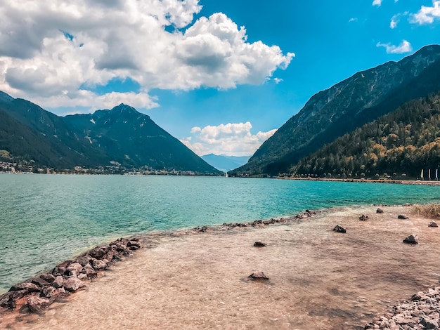 Enorme blauwe bergmeer ongerepte natuur van europa majestueuze bergen bedekt met bomen stijgen boven