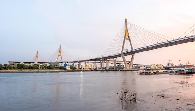 Enorme brug Thaise letter gemiddelde naam 'Bhumiphol' kruis Chaophraya rivier in Bangkok avondschemering hemel