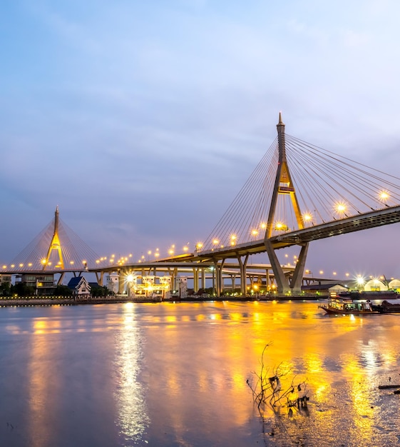 Enorme brug Thaise letter gemiddelde naam 'Bhumiphol' kruis Chaophraya rivier in Bangkok avondschemering hemel