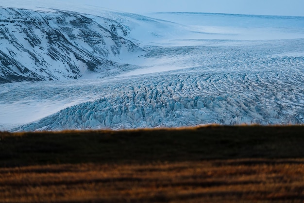 Enorme gletsjer over de donkere heuvel afstandsschot