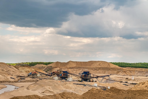 Enorme graafmachine in steengroeve voor mijnbouw met zandwinning