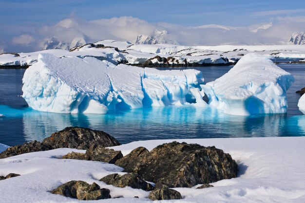 Enorme ijsberg op antarctica