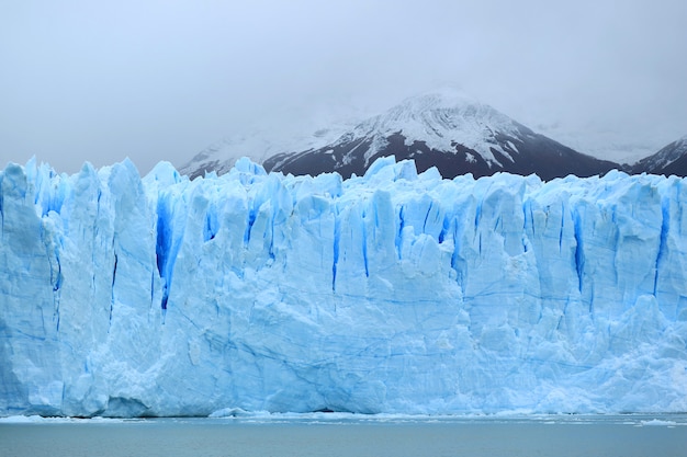 Enorme ijsblauwe muur van PeritoMoreno-gletsjer in Los Glaciares National Park, Argentinië