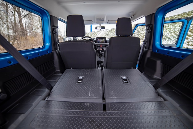 Enorme lege auto kofferbak in interieur van compacte suv. achterbank in offroad suv auto gevouwen in platte flor