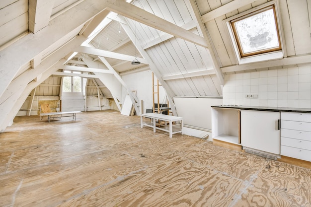 Enorme loft met hoog plafond en raam