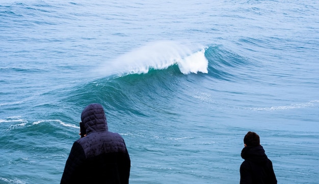 Enorme oceaangolf die breekt in Nazare Portugal