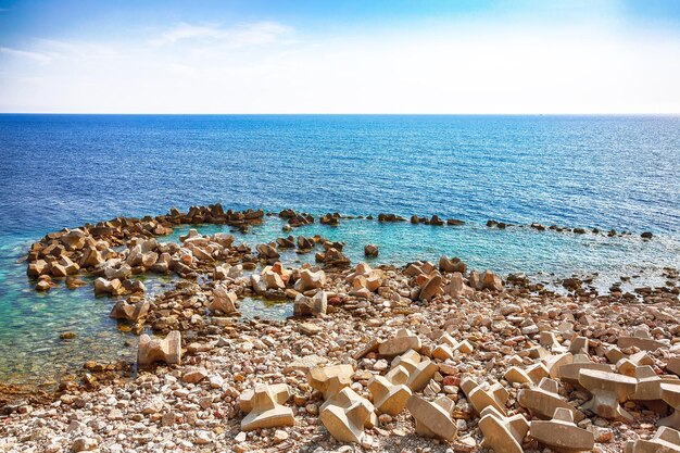 Enorme rotsblokken op het strand in de baai van Petrovac aan de kust in Montenegro