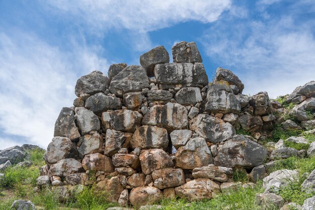 Enorme rotsblokken vormen de muren van het fort en het paleis van Tiryns in Griekenland