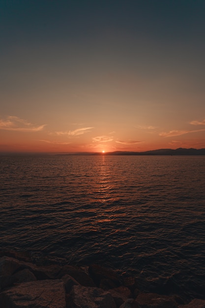 Enorme roze zonsondergang op het strand