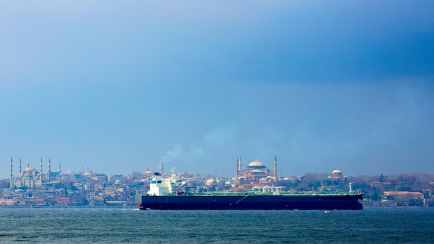 Enorme ruwe olietanker in Bosporus, Istanbul, Turkije