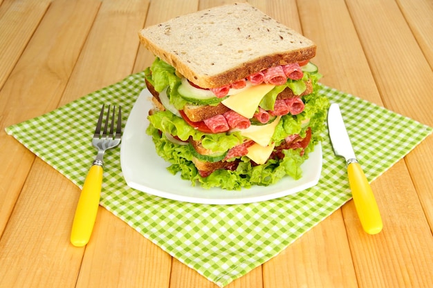 Enorme sandwich op houten tafel op lichte achtergrond