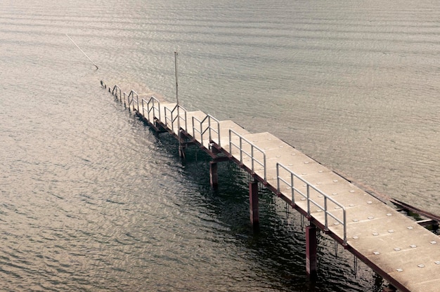 Enorme verzonken pier die het water van het meer ingaat