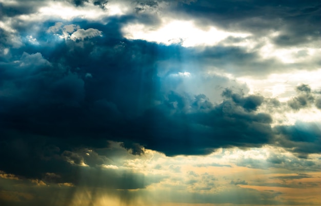 Enorme wolken in de lucht lucht voor de storm dramatische wolken