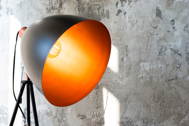 Foto enorme zwarte metalen lamp met geel licht