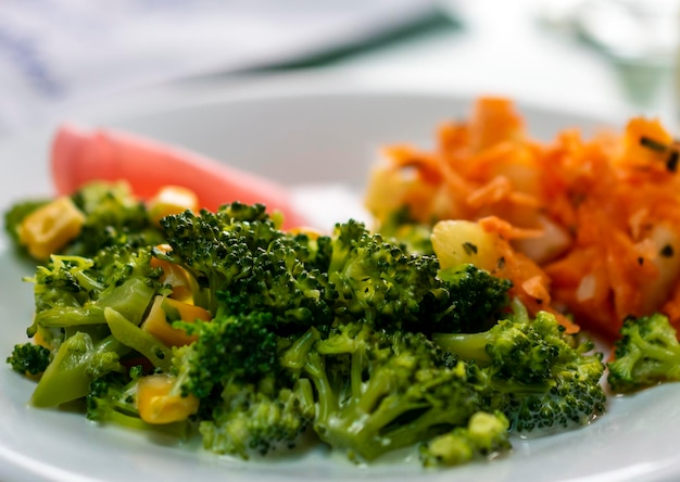 Foto insalata di brocoli con zanahoria, comida sana