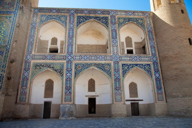 写真 ウズベキスタンのブハラにあるコシュ神学校モダリコン神学校のアンサンブル アブドゥラ・カーン神学校