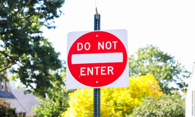 Photo 'do not enter' sign against a clear blue sky a powerful symbol of restriction and caution on the ro