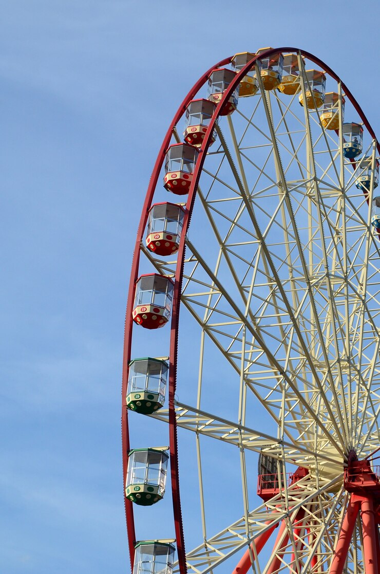 Foto entertainment reuzenrad tegen de heldere blauwe hemel