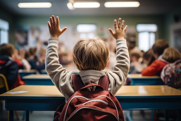 Enthousiaste student die de hand opheft in de klas