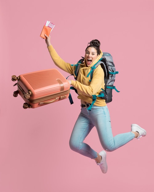 Photo enthusiast woman holding her baggage and plane ticket