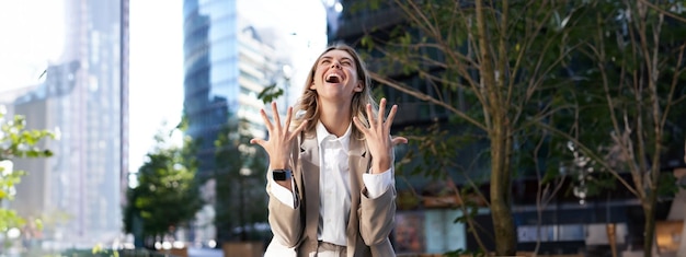 写真 祝って幸せを感じる熱狂的な実業家は、上に立って純粋な喜びを表現します