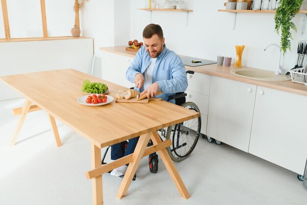 素晴らしい朝を過ごしている熱狂的な障害者の男性