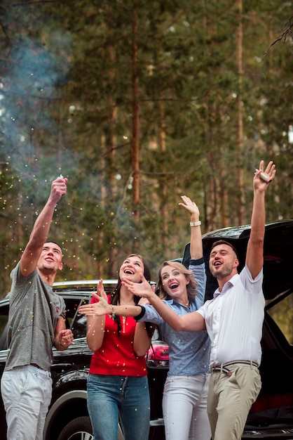 Foto amici entusiasti che celebrano all'aperto