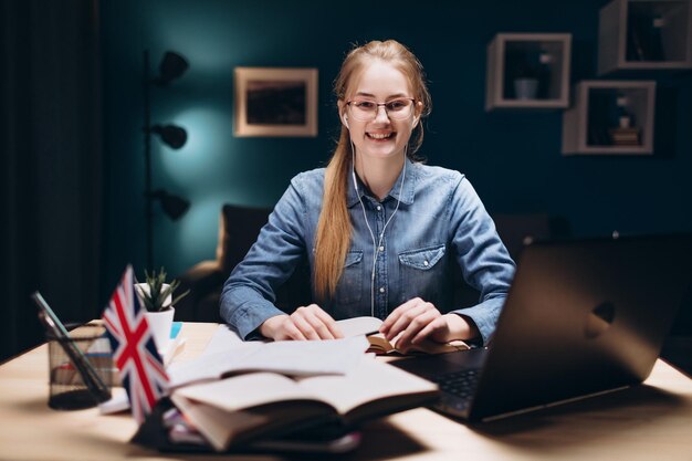 写真 熱心な若い女の子は英語のレッスンを始める準備ができています