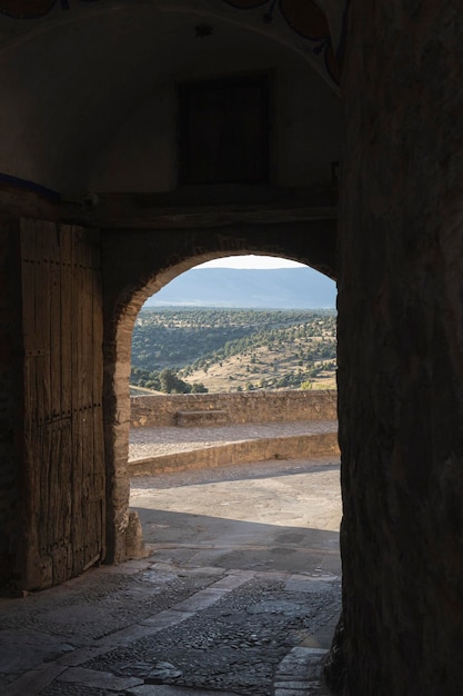 Arco d'ingresso alla città di pedraza a segovia, castilla y len, spagna. pedraza, murata medievale