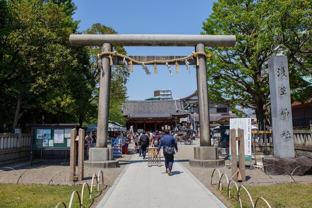 浅草寺の参道や旧浅草寺は参拝客で賑わいます。