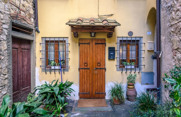 Photo entrance to building