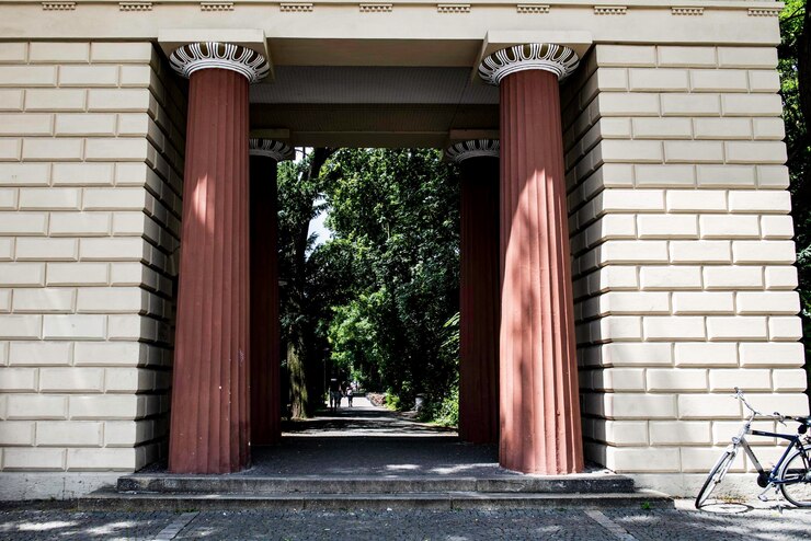 Photo entrance of building