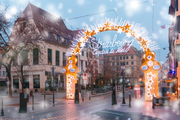 Ingresso al mercatino di natale e iscrizione strasburgo capitale del natale, decorata e illuminata nella città vecchia di strasburgo, alsazia, francia