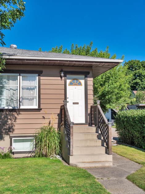 Photo entrance door of average residential house on bright sunny day