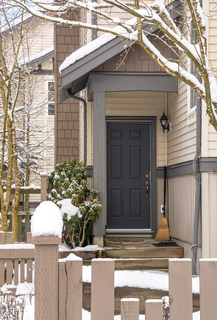 Photo entrance door of residential townhouse on winter time