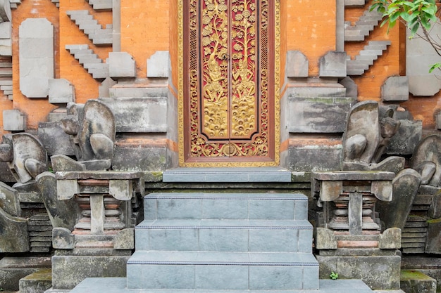 Входная дверь храма с красивыми украшениями