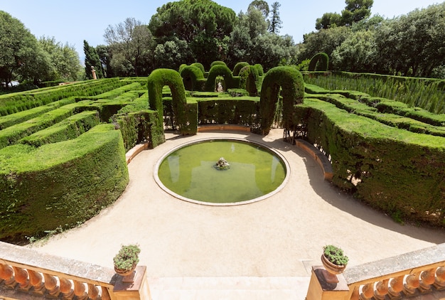 Вход в знаменитый лабиринт в парке Лабиринт Орта (Parc del Laberint d'Horta) в Барселоне, Испания