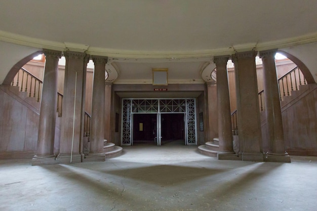 Photo entrance gate of a big building with marble columns in the design and two sides stairs