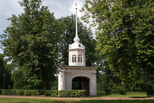 晴れた夏の日にロモノーソフ サンクトペテルブルク ロシアのオラニエンバウム公園の名誉の入り口の門