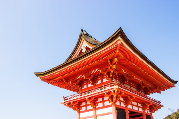 Входные ворота Kiyomizu-dera храм во время цветения вишни (сакуры)