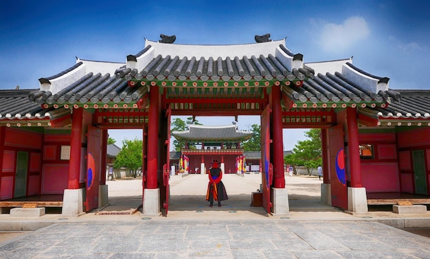 Foto l'ingresso della fortezza di hwaseong contro il cielo