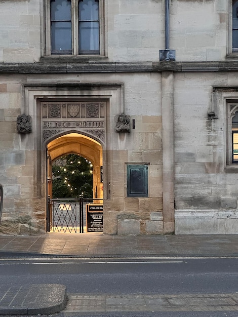 Photo entrance into inner yard of an old building glowing with warm yellow light