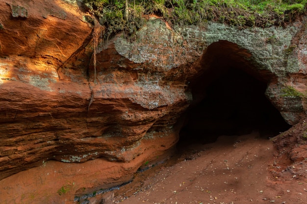 Foto ingresso alla grotta carsica nella montagna di arenaria.